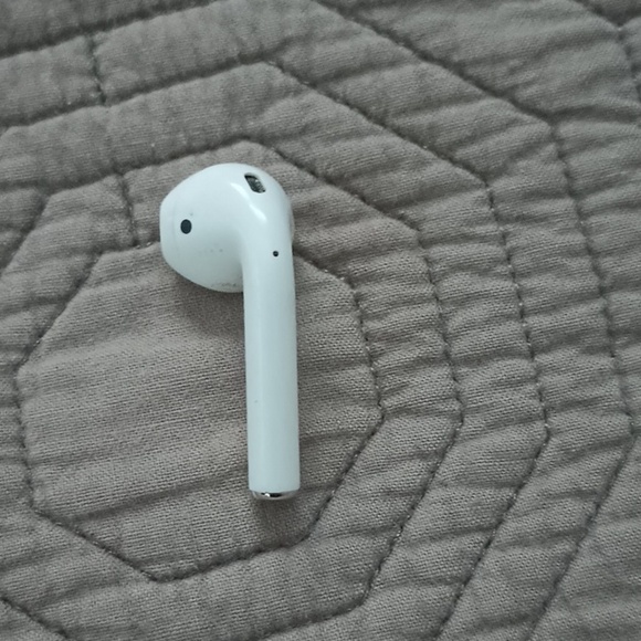 Apple Other - Single left Apple 2nd gen earbud, used,good working condition